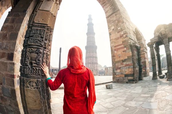 Vrouw kijkt Qutb Minar — Stockfoto