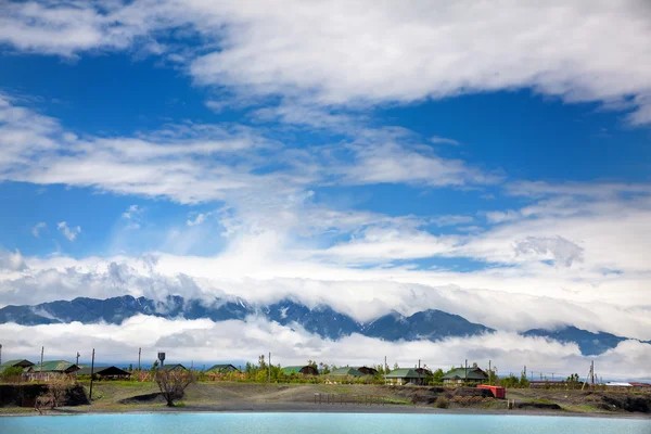 Montañas y lago en Kazajstán — Foto de Stock