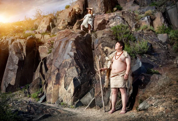 Пещерный человек и женщина в коже животного — стоковое фото