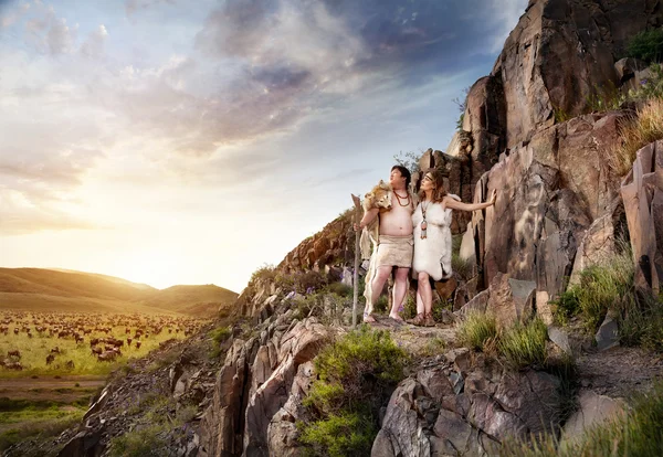 Primitiver Mann und Frau in Tierhaut — Stockfoto