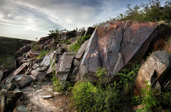 Petroglyphe avec l'homme du soleil au rocher — Photo