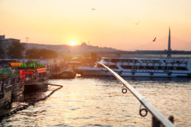 Istanbul'da Galata köprüsünde Balık tutma
