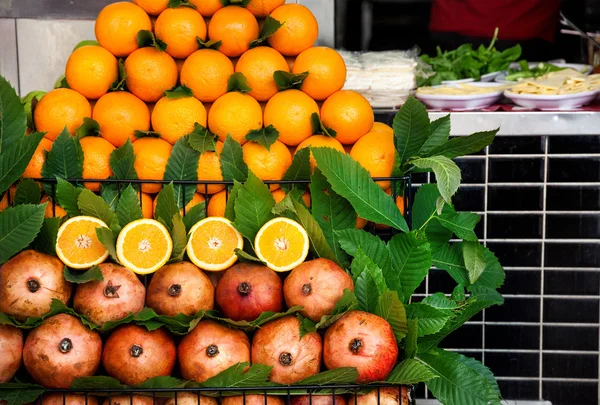 Oranges and pomegranates in Istanbul — Stock Photo, Image