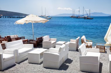 Deniz manzaralı restoran.