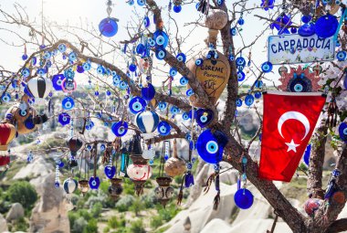 Ağaç üzerinde Türk muska