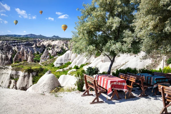 Cappadocia restaurang och ballonger — Stockfoto