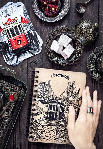 Turecké speciality, karty a notebook s Istanbul — Stock fotografie