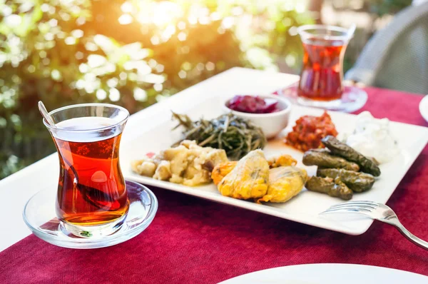 Turecký čaj a meze v restauraci — Stock fotografie