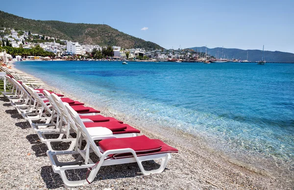 Bodrum sahilde beyaz şezlong
