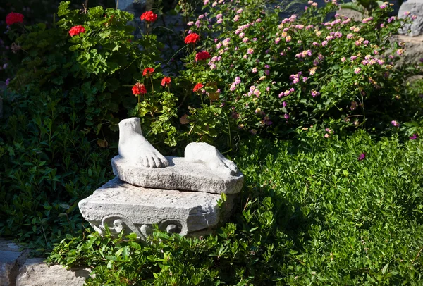 Foot of ruined statue in Bodrum — Stock Photo, Image