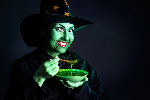 Méchante sorcière verte à Halloween — Photo