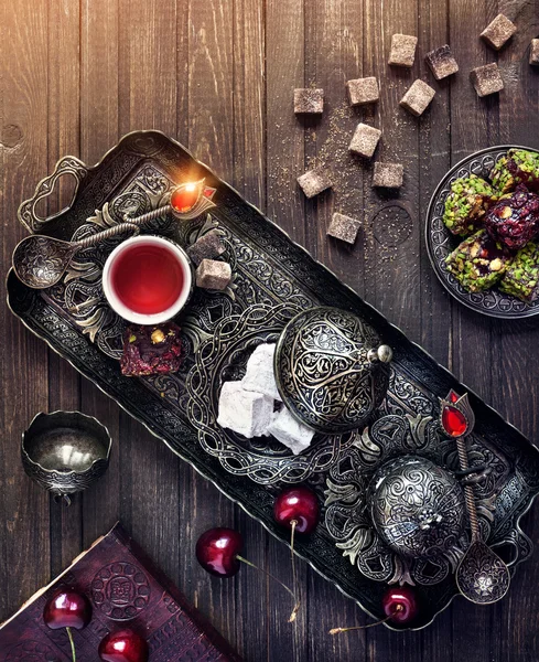 Török delights és a tea az asztalon, Isztambul — Stock Fotó
