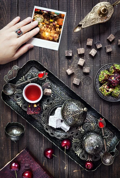 Foto mit orientalischen Laternen in der Nähe türkischer Köstlichkeiten — Stockfoto