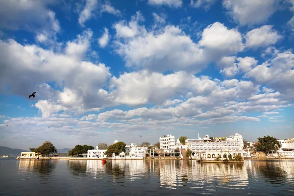 Sjön Pichola och staden palats i Indien — Stockfoto