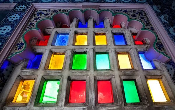 Fenêtre mosaïque colorée au Rajasthan — Photo