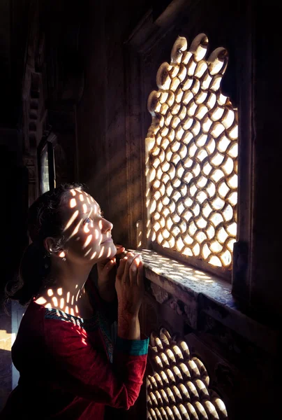 美丽的女人，在拉贾斯坦邦城市宫殿 — 图库照片