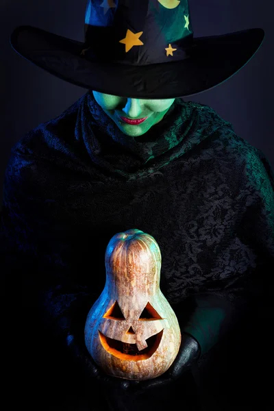 Bruxa malvada com abóbora — Fotografia de Stock