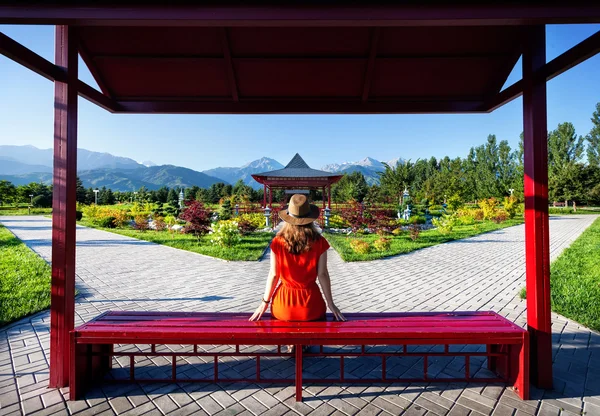Турист в японском саду — стоковое фото