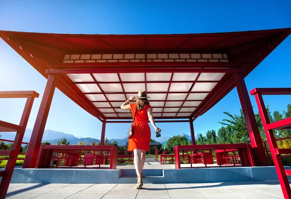 Tourist with camera in Japanese pagoda — Stock Photo, Image