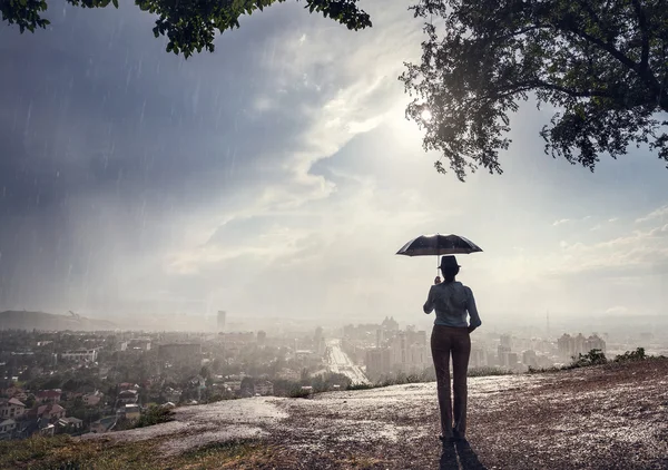 Mujer con paraguas y paisaje urbano — Foto de Stock