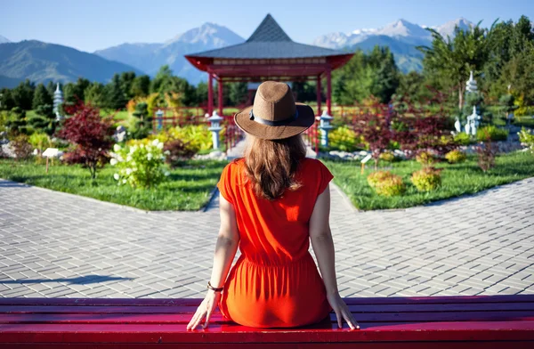 Turista v japonské zahradě — Stock fotografie