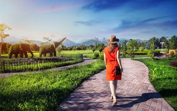 Tourist Woman Topiary Garden — Stock Photo, Image