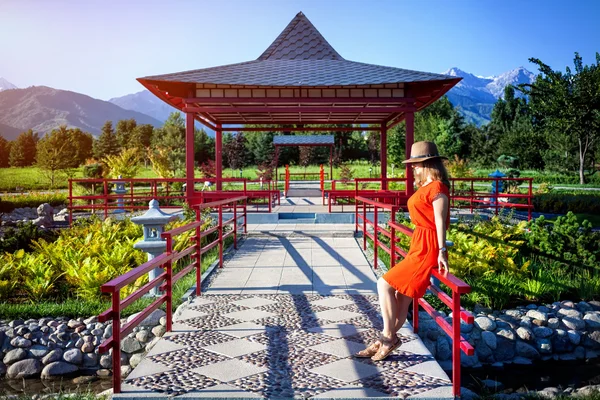 Tourist im japanischen Garten — Stockfoto