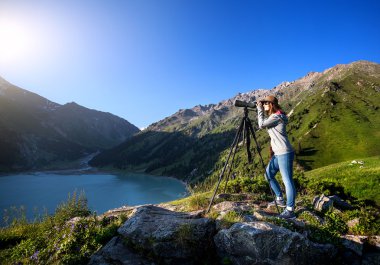 Dağlar, gündoğumu turist kadına
