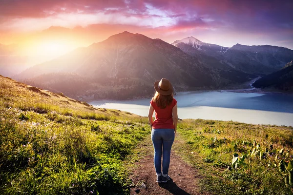 Mujer turista en las montañas al amanecer —  Fotos de Stock