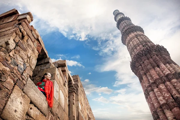 Kvinna i röd klänning på Qutub Minar komplexa — Stockfoto