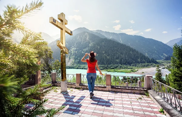 Mulher turística nas montanhas perto de Cruz de ouro — Fotografia de Stock