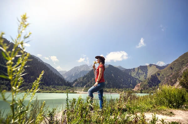 Mulher turística no lago nas montanhas — Fotografia de Stock