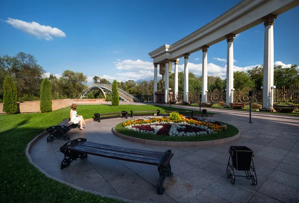 Estate ragazza nel parco — Foto Stock