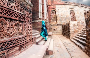 Hintli kadın Qutub Minar karmaşık