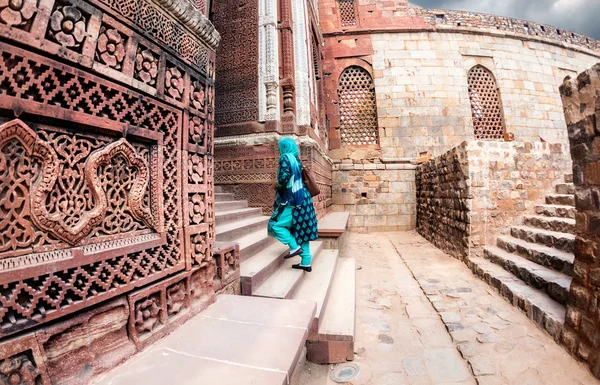 Indická žena v Qutub Minar komplexní — Stock fotografie