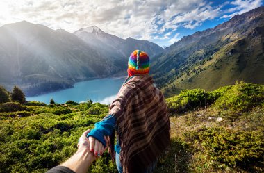 Turist kadın dağlar, gökkuşağı şapkalı 