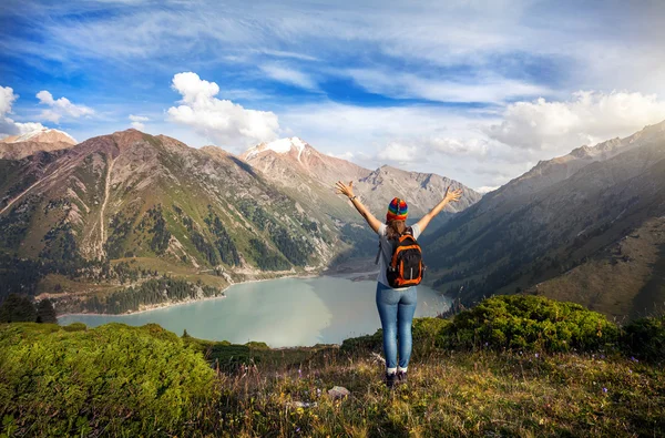 Femme touristique avec sac à dos à la montagne — Photo