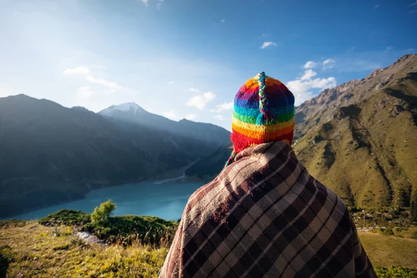 在彩虹帽子在山旅游女人 — 图库照片