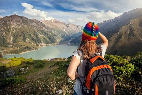 Turistické žena s batoh na hory — Stock fotografie