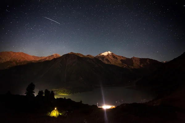 Estrella fugaz en Mountain Lake — Foto de Stock