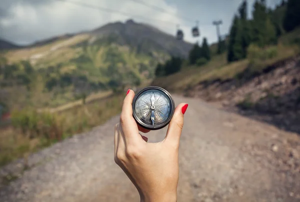 Hand med kompass i bergen — Stockfoto