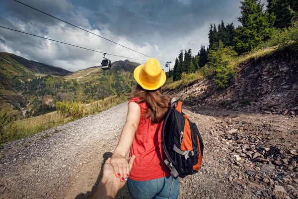 Beautiful woman with backpack in the mountains — Stock Photo, Image