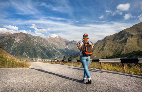 Mladá žena turista v horách — Stock fotografie
