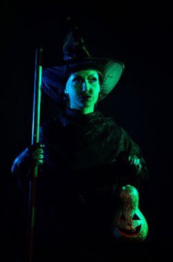 Kötü kalpli cadı balkabağı fener ile