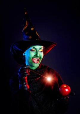 Kötü kalpli cadı ona değnek ile sihir yapıyorsun 