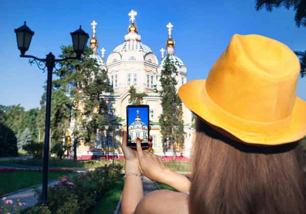 Mulher tirando foto da Igreja por telefone — Fotografia de Stock