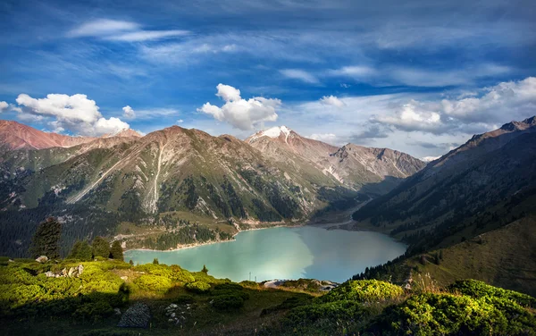 Όμορφη λίμνη στα βουνά — Φωτογραφία Αρχείου