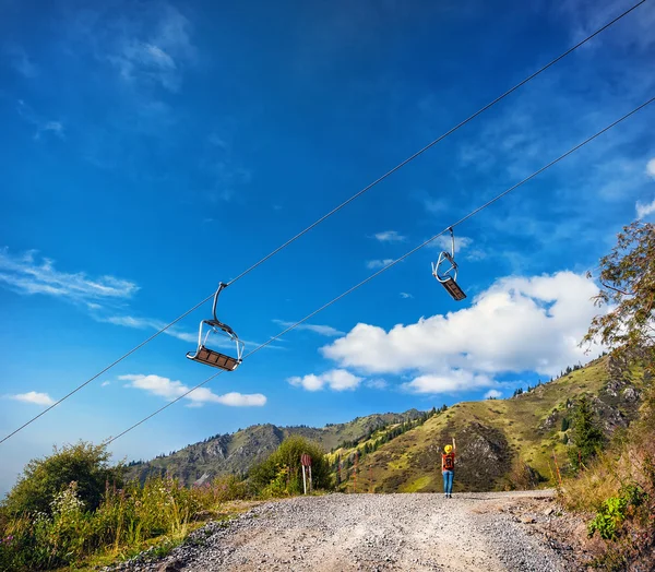 Tourist woman in the mountain ski resort — Stock Photo, Image