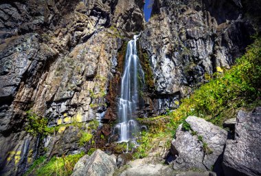 Dağlarda güzel bir şelale