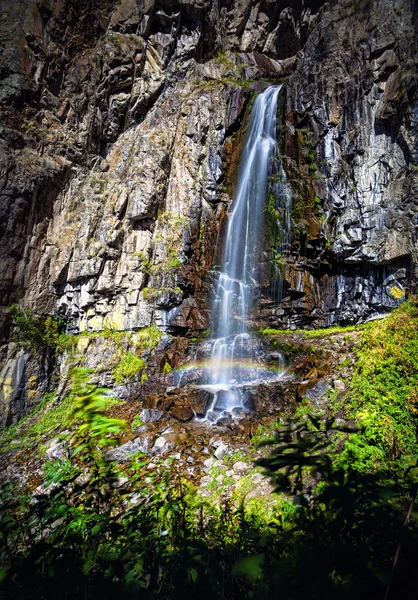 Hermosa cascada en las montañas —  Fotos de Stock
